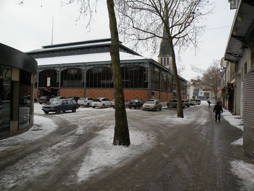  le marché couvert, par temps de neige